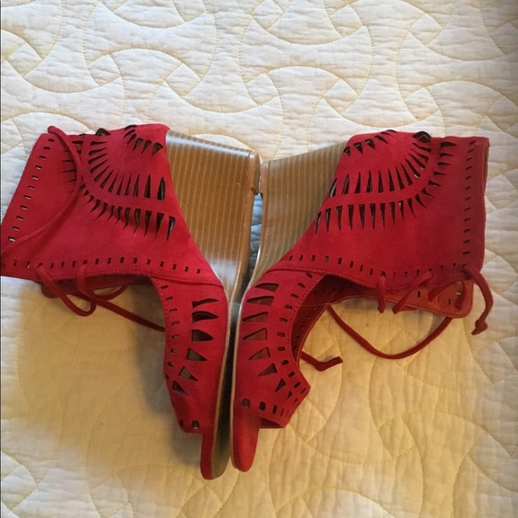 Red suede-like, size 8 wedges - Picture 2 of 4